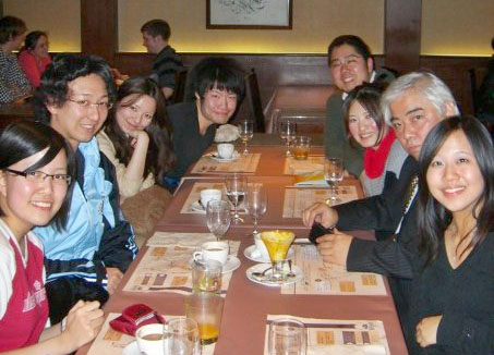 (a partir da esquerda) Marlin (Indonesia), Takashi (japonês nascido no Brasil), Riho, Yusuke, Eu, Wakako, Furukawa-sensei, Lanlan (Taiwan)