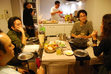 (na mesa) James, Dalton, Ronaldo e Meg, (ao fundo) Sayuri e Seiji