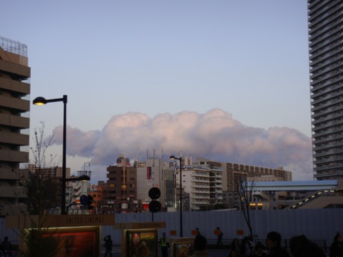 O céu em Toyosu, onde moro: algo de estranho no ar...