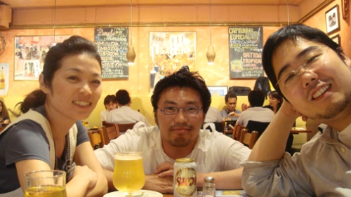 Meg, Akira e eu no "Café do Centro", barzinho brasileiro no centro de Tokyo para japonês ver.